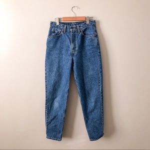 Vintage Levi blue jeans. Highwaisted. Est sz 27/28
